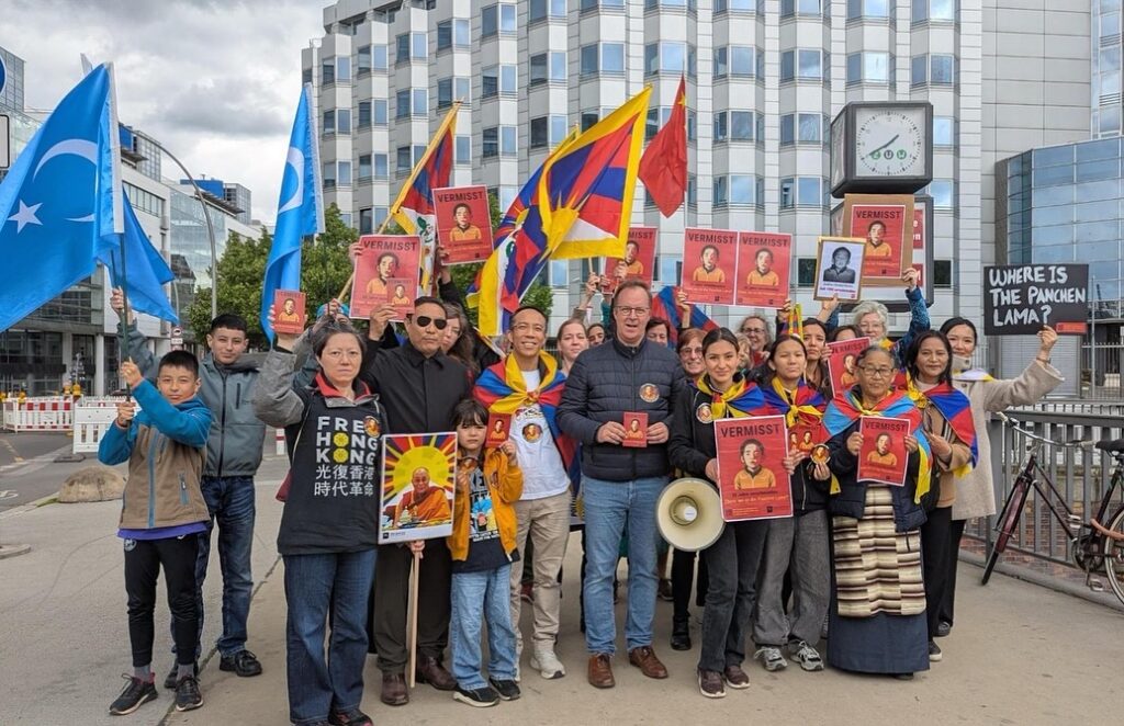 图波特人与维吾尔人在柏林联合抗议 呼吁宗教自由并为失踪的班禅喇嘛讨回公道